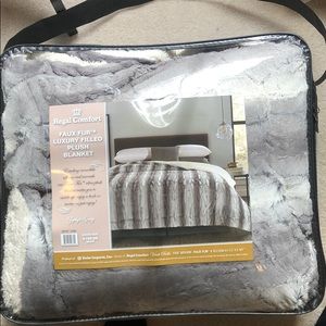 Like new queen plush blanket